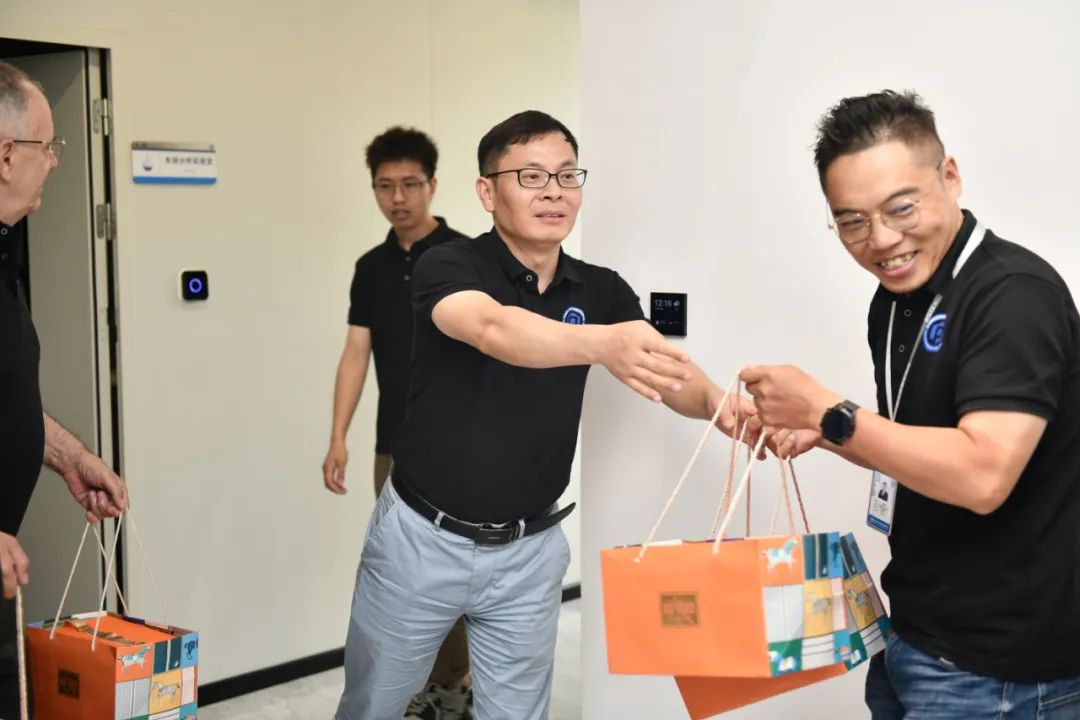 发放端午礼盒.jpg