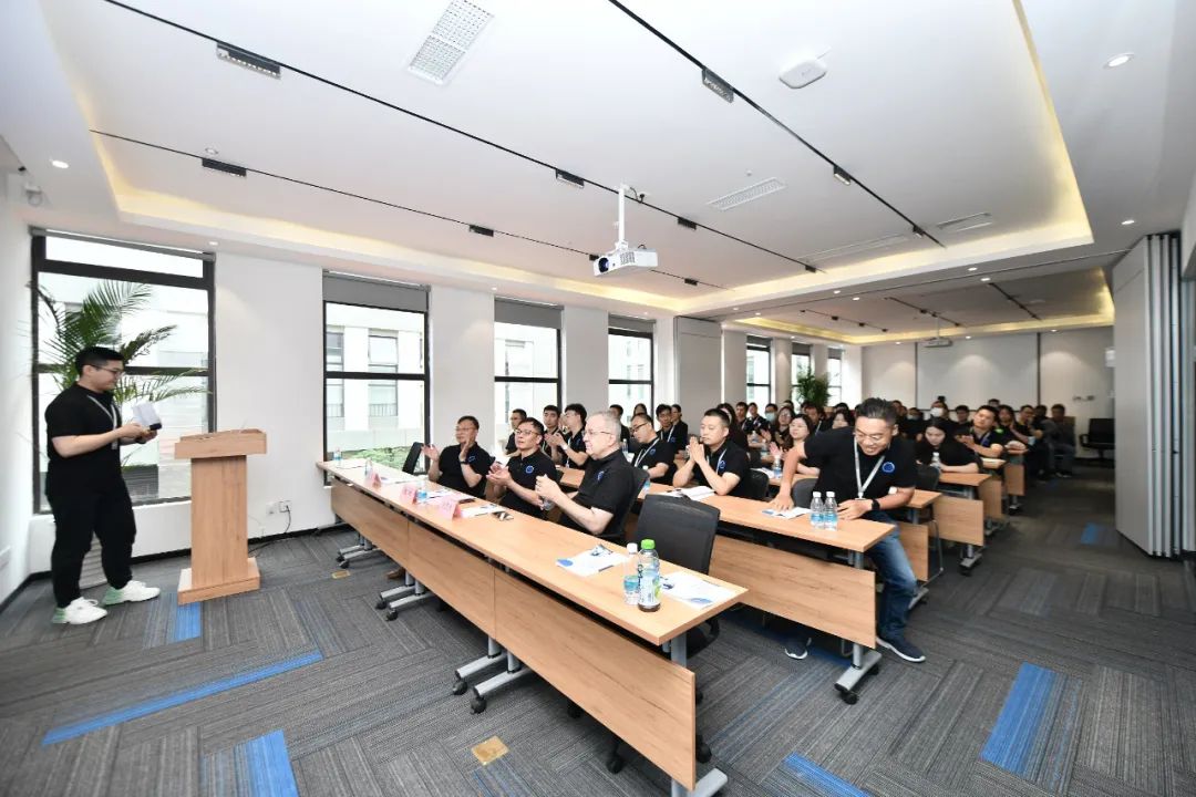 研究院员工大会现场.jpg
